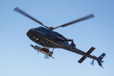 Moskova, Rusya - 01 Mayıs 2019: Moskova tarihi merkezi üzerinde dış süspansiyon uçuşunu görüntülemek için ekipmanla birlikte İçişleri Bakanlığı 'ndan helikopter AS 355N TwinStar RF-29010