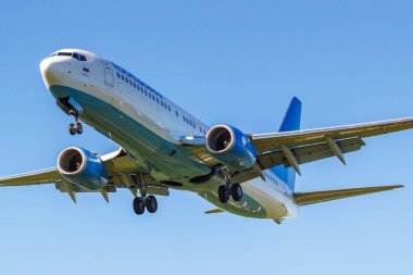 Moskova, Rusya - 19 Mayıs 2019: Uçak Boeing 737-8al(WL) Vp-Bpv Pobeda havayolu jet-Bpv Güneşli bir günde mavi gökyüzü arka plan üzerinde Moskova Vnukovo uluslararası havaalanına iniş