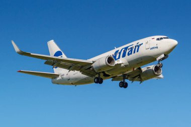 Moskova, Rusya - 19 Mayıs 2019: Uçak Boeing 737-524(WL) Vp-Bxq Utair Havacılık Moskova Vnukovo uluslararası havaalanında iniş güneşli bir günde mavi gökyüzü arka plan üzerinde