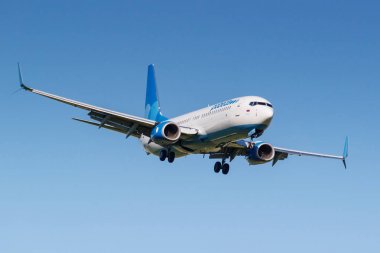 Moskova, Rusya - 19 Mayıs 2019: Uçak Boeing 737-8al(WL) Vp-Bpl Pobeda havayolu jet-Bpl Moskova Vnukovo uluslararası havaalanına güneşli bir günde mavi gökyüzü arka plan üzerinde iniş