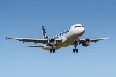 Moskova, Rusya - 19 Mayıs 2019: Nouvelair Tunisie'nin Airbus A320-214 Ts-Ino uçağı, güneşli bir günde mavi gökyüzü arka planında Moskova'daki Vnukovo uluslararası havaalanına iniş yaptı