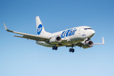 Moskova, Rusya - 19 Mayıs 2019: Uçak Boeing 737-524(WL) Vp-Bxy Utair Havacılık Vp-Bxy Moskova Vnukovo uluslararası havaalanında güneşli bir günde mavi gökyüzü arka plan üzerinde iniş