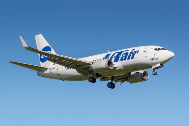 Moskova, Rusya - 19 Mayıs 2019: Uçak Boeing 737-524(WL) Vp-Bxy Utair Havacılık Vp-Bxy Moskova Vnukovo uluslararası havaalanında güneşli bir günde mavi gökyüzü arka plan üzerinde iniş