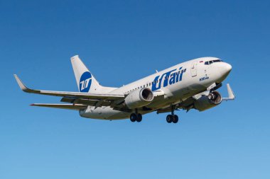 Moskova, Rusya - 19 Mayıs 2019: Uçak Boeing 737-524(WL) Vq-Bju Utair Havacılık iniş Vnukovo uluslararası havaalanında Moskova'da mavi gökyüzü arka plan güneşli bir günde