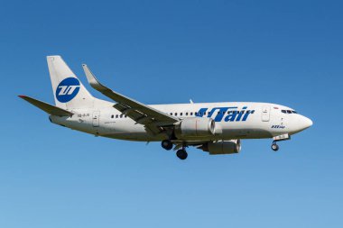 Moskova, Rusya - 19 Mayıs 2019: Uçak Boeing 737-524(Wl) Vq-Bjs Utair Havacılık jet-Bjs Moskova Vnukovo uluslararası havaalanında güneşli bir günde mavi gökyüzü arka plan üzerinde iniş