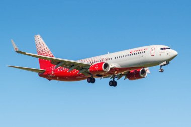 Moskova, Rusya - 19 Mayıs 2019: Rossiya'nın Boeing 737-8q8(WL) Vq-Bpx uçağı - Rus Hava Yolları güneşli bir günde mavi gökyüzü arka plan üzerinde Moskova'daki Vnukovo uluslararası havaalanına iniş yaptı