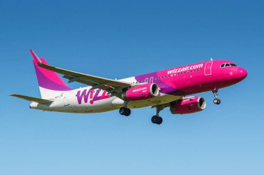 Moskova, Rusya - 19 Mayıs 2019: Air Airbus A320-232(Wl) Ha-Lyn Wizz Air havayolu uçağı Moskova'daki Vnukovo uluslararası havaalanına güneşli bir günde mavi gökyüzü arka plan üzerinde iniş