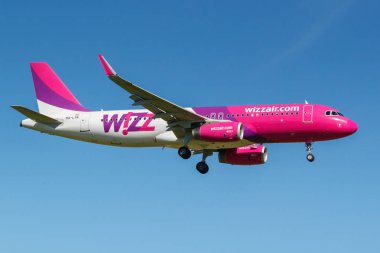 Moskova, Rusya - 19 Mayıs 2019: Air Airbus A320-232(Wl) Ha-Lyn Wizz Air havayolu uçağı Moskova'daki Vnukovo uluslararası havaalanına güneşli bir günde mavi gökyüzü arka plan üzerinde iniş