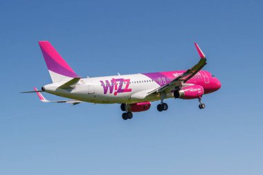 Moskova, Rusya - 19 Mayıs 2019: Air Airbus A320-232(Wl) Ha-Lyn Wizz Air havayolu uçağı Moskova'daki Vnukovo uluslararası havaalanına güneşli bir günde mavi gökyüzü arka plan üzerinde iniş