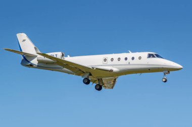 Moskova, Rusya - 19 Mayıs 2019: Uçak Gulfstream G150 T7-Glt güneşli bir günde mavi gökyüzü arka plan üzerinde Moskova'da Vnukovo uluslararası havaalanına iniş