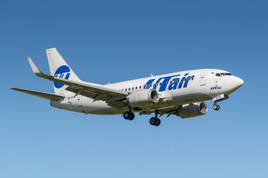 Moskova, Rusya - 19 Mayıs 2019: Uçak Boeing 737-524(WL) Vp-Bym Utair Havacılık Moskova'da Vnukovo uluslararası havaalanında iniş güneşli bir günde mavi gökyüzü arka plan üzerinde