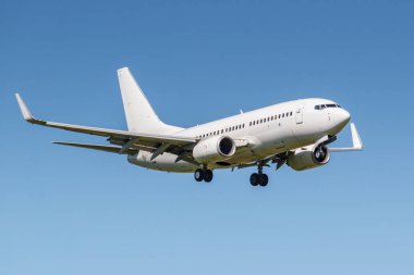 Moskova, Rusya - 19 Mayıs 2019: Airzena Georgian Airways'in 4l-Tgo uçağı, güneşli bir günde mavi gökyüzü arka planıyla Moskova'daki Vnukovo uluslararası havaalanına iniş yaptı