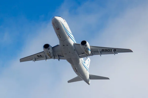 Moscow, Oroszország-március 20, 2019: Aircraft Sukhoi Superjet 100-95lr ra-89018 a Gazpromavia légitársaság veszi le a Vnukovo repülőtéren Moszkvában a kék ég háttér napos délelőtt — Stock Fotó