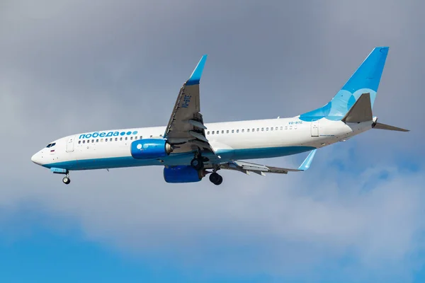 Moscú, Rusia - 26 de marzo de 2019: Avión Boeing 737-81D (WL) VQ-BTE de la aerolínea Pobeda contra el cielo azul en la soleada mañana que aterriza en el aeropuerto internacional de Vnukovo en Moscú — Foto de Stock