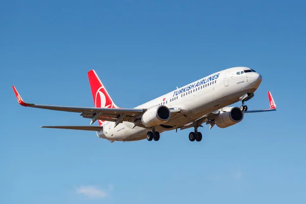 Moskwa, Rosja-03 kwietnia, 2019: samolot Boeing 737-8f2 (WL) TC-JVR tureckich linii lotniczych zamierza lądowania z błękitne niebo na międzynarodowym lotnisku Wnukowo w Moskwie w słoneczny dzień — Zdjęcie stockowe