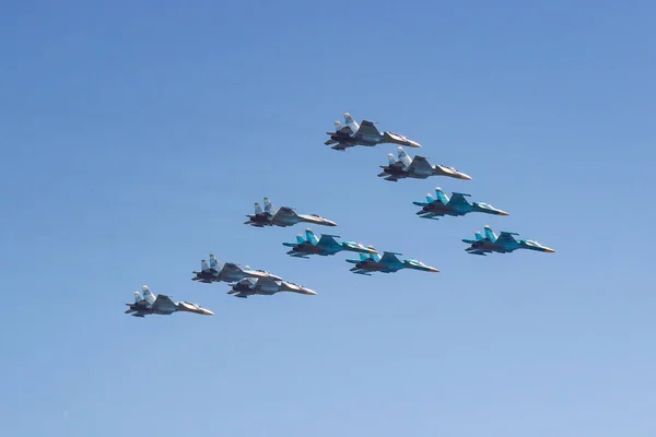 Moscú, Rusia - 07 de mayo de 2019: Combatientes Su-35S y Su-30SM con bombarderos Su-34 en el cielo azul sobre la Plaza Roja en el grupo Tactical Wing. Aviación parte del desfile de la victoria 2019 en Moscú — Foto de Stock