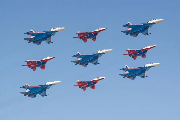 Moscú, Rusia - 07 de mayo de 2019: Combatientes Su-30SM y MiG-29 de caballeros rusos y equipos acrobáticos Swifts en el famoso diamante Kubinsky sobre la Plaza Roja. Aviación parte del desfile de la victoria 2019 en Moscú — Foto de Stock