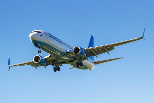 Moscú, Rusia - 19 de mayo de 2019: Avión Boeing 737-8AL (WL) VP-BPV de la aerolínea Pobeda aterriza en el aeropuerto internacional de Vnukovo en Moscú sobre un fondo de cielo azul en un día soleado — Foto de Stock