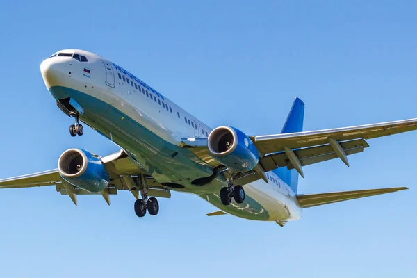 Moscú, Rusia - 19 de mayo de 2019: Avión Boeing 737-8AL (WL) VP-BPV de la aerolínea Pobeda aterriza en el aeropuerto internacional de Vnukovo en Moscú sobre un fondo de cielo azul en un día soleado — Foto de Stock