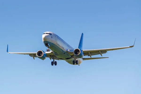 Moskwa, Rosja-19 maja 2019: samolot Boeing 737-8lj (WL) VQ-BWH z Pobeda linii lotniczych lądowania na lotnisku Vnukovo International w Moskwie na niebieskim tle nieba w słoneczny dzień — Zdjęcie stockowe