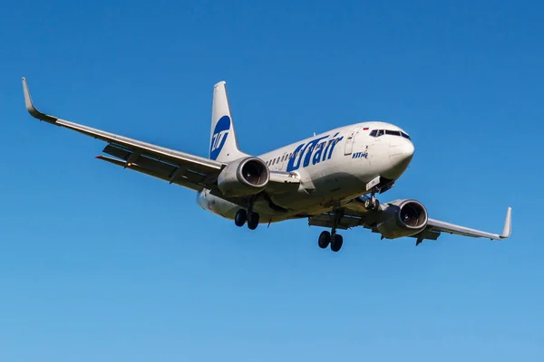 Moscú, Rusia - 19 de mayo de 2019: Avión Boeing 737-524 (WL) VP-BXQ de UTair Aviación aterrizando en el aeropuerto internacional de Vnukovo en Moscú sobre un fondo de cielo azul en un día soleado — Foto de Stock