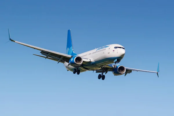 Moscú, Rusia - 19 de mayo de 2019: Avión Boeing 737-8AL (WL) VP-BPL de la aerolínea Pobeda aterriza en el aeropuerto internacional de Vnukovo en Moscú sobre un fondo de cielo azul en un día soleado — Foto de Stock