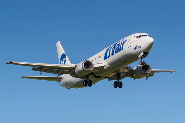 Moscú, Rusia - 19 de mayo de 2019: Avión Boeing 737-46M VQ-BHZ de UTair Aviación aterrizando en el aeropuerto internacional de Vnukovo en Moscú sobre un fondo de cielo azul en un día soleado — Foto de Stock