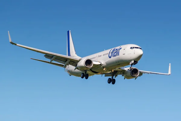 Moskova, Rusya - 19 Mayıs 2019: Uçak Boeing 737-8gu(WL) Vq-Bqq Utair Havacılık iniş Vnukovo uluslararası havaalanında Moskova'da mavi gökyüzü arka plan güneşli bir günde