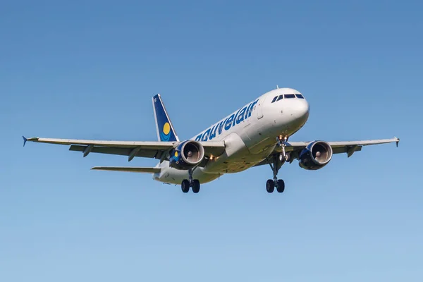 Moscú, Rusia - 19 de mayo de 2019: Airbus A320-214 TS-INO de la aerolínea tunecina Nouvelair aterriza en el aeropuerto internacional de Vnukovo en Moscú sobre un fondo de cielo azul en un día soleado — Foto de Stock