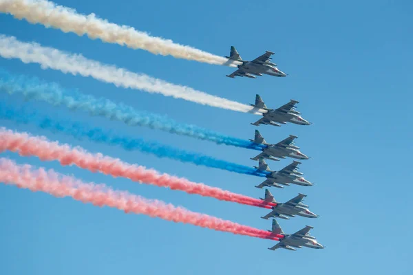 Moscú, Rusia - 07 de mayo de 2019: Seis aviones de ataque Su-25 de Lipetsk centro de aviación de color azul cielo con humo en colores de tricolor ruso sobre la Plaza Roja. Aviación parte del desfile de la Victoria 2019 en M — Foto de Stock