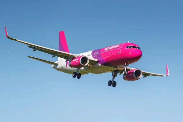 Moskwa, Rosja-19 maja 2019: samoloty Airbus A320-232 (WL) ha-Lyn linii lotniczej Wizz Air lądowaniu na międzynarodowym lotnisku Wnukowo w Moskwie na niebieskim tle nieba w słoneczny dzień — Zdjęcie stockowe