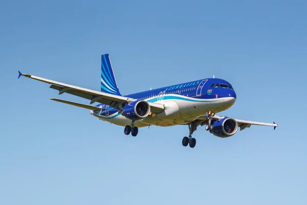 Moscú, Rusia - 19 de mayo de 2019: Airbus A320-214 4K-AZ77 de Azerbaijan Airlines aterriza en el aeropuerto internacional de Vnukovo en Moscú sobre un fondo de cielo azul en un día soleado — Foto de Stock