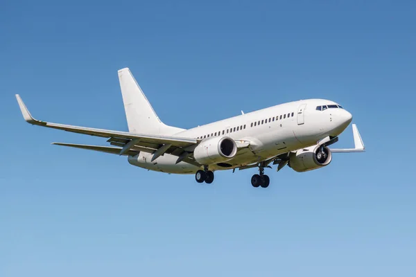 Moscú, Rusia - 19 de mayo de 2019: Avión Boeing 737-7CT (WL) 4L-TGO de Airzena Georgian Airways aterriza en el aeropuerto internacional de Vnukovo en Moscú sobre un fondo de cielo azul en un día soleado — Foto de Stock