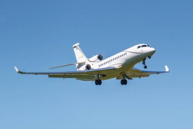 Moskova, Rusya - 19 Mayıs 2019: Uçak Dassault Falcon 8x T7-Sgs güneşli bir günde mavi gökyüzü arka plan üzerinde Moskova'da Vnukovo uluslararası havaalanına iniş