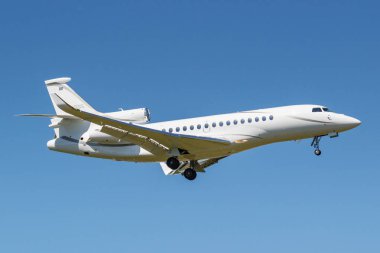 Moskova, Rusya - 19 Mayıs 2019: Uçak Dassault Falcon 8x T7-Sgs güneşli bir günde mavi gökyüzü arka plan üzerinde Moskova'da Vnukovo uluslararası havaalanına iniş