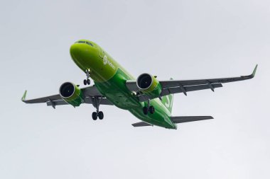 Moskova, Rusya - 17 Mart 2019: Uçak Airbus A320-271n Vq-Bcf S7 - Sibirya Havayolları bulutlu bir günde gri gökyüzü karşı Moskova Domodedovo Uluslararası Havaalanı'nda açılış olacak