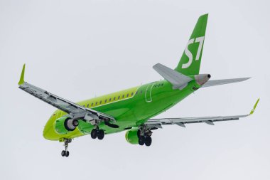 Moskova, Rusya - 17 Mart 2019: Uçak Embraer Erj-170su (Erj-170-100 Su) Vq-Bym S7 - Sibirya Havayolları gri gökyüzü karşı Moskova Domodedovo Uluslararası Havaalanı'nda açılış olacak