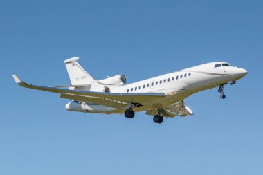 Moskova, Rusya - 19 Mayıs 2019: Uçak Dassault Falcon 8x T7-Sgs güneşli bir günde mavi gökyüzü arka plan üzerinde Moskova'da Vnukovo uluslararası havaalanına iniş