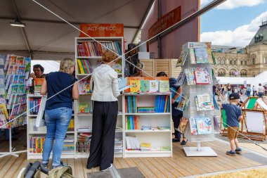 Moskova, Rusya-02 Haziran 2019: Moskova 'da kitap Festivali Red Square 2019 kitaplarla standları yakın ziyaretçiler