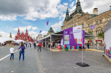 Moskova, Rusya-02 Haziran 2019: Moskova 'da kitap Festivali Red Square 2019 ' de çeşitli Yayıncılık evlerinin kitap stantları ile Pavilyonlar