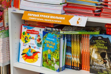 Moskova, Rusya-02 Haziran 2019: Moskova 'da kitap Festivali Red Square 2019 ' de stand closeup üzerinde çocuk edebiyatı