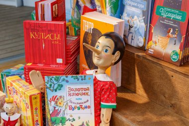 Moskova, Rusya-02 Haziran 2019: Moskova 'da kitap Festivali Red Square 2019 ' de stand closeup üzerinde çocuk edebiyatı