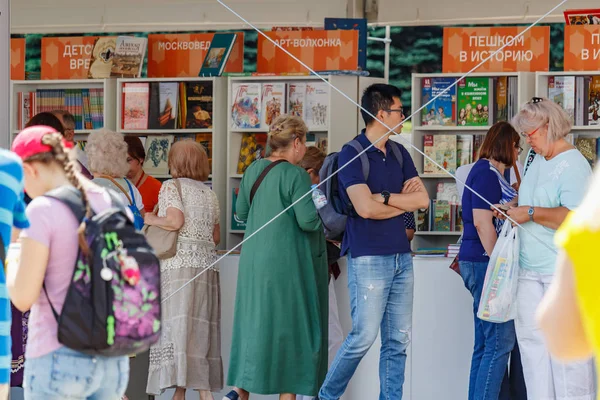 Moscú, Rusia - 02 de junio de 2019: Visitantes cerca de stands con libros en el Festival del Libro Plaza Roja 2019 en Moscú — Foto de Stock