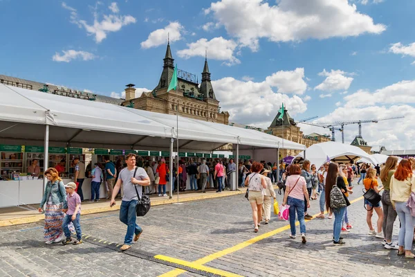 Moscú, Rusia - 02 de junio de 2019: Pabellones con stands de libros de varias editoriales en el Festival del Libro Plaza Roja 2019 en Moscú — Foto de Stock