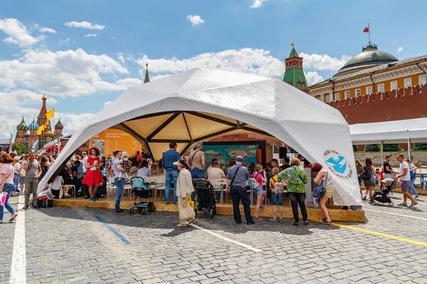 Moscú, Rusia - 02 de junio de 2019: Conferencias abiertas en el Festival del Libro Plaza Roja 2019 en Moscú — Foto de Stock