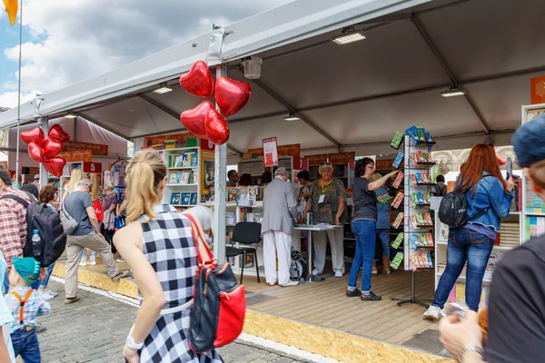 Moscú, Rusia - 02 de junio de 2019: Visitantes cerca de stands con libros en el Festival del Libro Plaza Roja 2019 en Moscú — Foto de Stock
