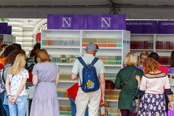 Moscú, Rusia - 02 de junio de 2019: Visitantes cerca de stands con libros en el Festival del Libro Plaza Roja 2019 en Moscú — Foto de Stock