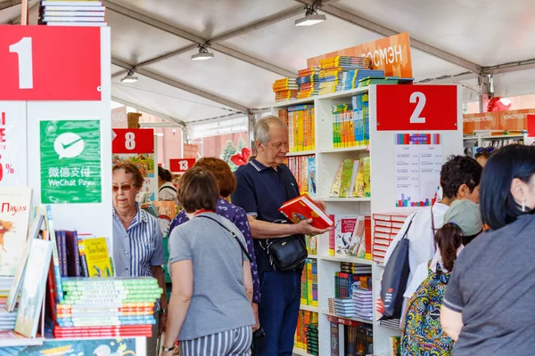 Moscú, Rusia - 02 de junio de 2019: Visitantes cerca de stands con libros en el Festival del Libro Plaza Roja 2019 en Moscú — Foto de Stock