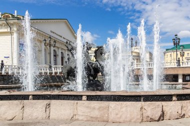 Moskova, Rusya - 02 Haziran 2019: Çeşme Gayzer güneşli yaz sabahı Moskova'da Merkez sergi salonu Manege binasının bir arka plan üzerinde