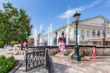 Moskova, Rusya - 02 Haziran 2019: Turistler güneşli yaz sabahı Moskova'daki Manezhnaya Meydanı'nda çeşme Gayzer'in arka planında fotoğraf çekiyor